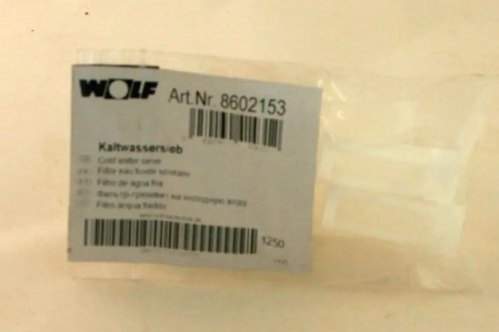 Wolf Kaltwassersieb verpackt in transparenter Folie, Artikelnummer 8602153. Beschriftung in mehreren Sprachen: COLD WATER SIEVE, Filtro de agua fría usw.